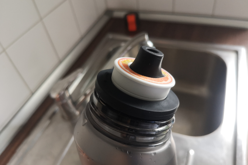 Activating the flavour pod on the Air Up bottle